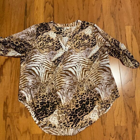 Est.1946 Animal print top with V-neck and rollup/button sleeve - Picture 1 of 7